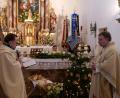 Bild: Martin Thoma/exb
Der entscheidende Moment: Dekan Alexander Hösl (links) übergibt Altar und Kirche in der Wurzer Pfarrkirche nun auch ganz offiziell an den neuen Pfarradministrator Matthias Nowotny.
