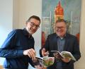 Bild: Simon Hauck, Stadt Amberg/exb
Gemeinsame Vorfreude auf den baldigen Semesterstart: Kulturamtsleiter Reiner Volkert (links) überreichte Oberbürgermeister Michael Cerny (rechts) das neue Programmheft der VHS Amberg für das Frühjahrs- und Sommersemester 2024.
