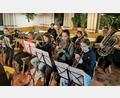 Bild: Gertraud Portner/exb
Musikschüler der Blaskapelle Teunz präsentieren zusammen mit Ausbilder Stefan Karl ihr Können.