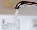 Bild: Roland Weihrauch/dpa
Das Trinkwasser muss weiter abgekocht werden.