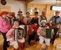 Bild: E. Böhm/exb
Die Sänger und Musikanten beim Musikantenfasching im Sportheim.