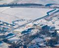 Bild: mür
Die Bauarbeiten für die neue Realschule in Kemnath laufen auf Hochtouren. Während im Schulgebäude gerade der Estrich eingebracht wird, wird in der Turnhalle bereits die Akustikdecke eingebracht.