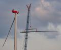 Symbolbild: Patrick Pleul/dpa
Eine neue Windenergieanlage wird errichtet – dies wird in nächster Zeit in Gebenbach nicht zu verfolgen sein.
