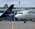 Bild: Sven Hoppe/dpa
Flugzeuge der Lufthansa stehen am Flughafen München auf dem Rollfeld - Betonung auf "stehen".