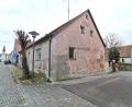 Bild: Portner
Das geplante Seniorenzentrum (Bauabschnitt eins) umfasst den Bereich von der Kirchstraße 23 (rosa Haus) bis hinunter zu den Bestandsgebäuden Hauptstraße 32 und 34. Mit Ersatzneubau und Renovierung wäre ein Leerstands-Schandfleck mitten in der Stadt passé.