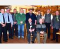 Bild: no
Glückwünsche zum 90. Geburtstag: (sitzend, von links) Jubilar Josef Sellner und sein Bruder Franz mit (stehend, von links) Peter Falk und Andreas Geitner (Feuerwehr Illschwang), Albert König (Schützenverein) Wolfgang Stowasser (Gartenbauverein), Bürgermeister Dieter Dehling, Josef Geitner und Clemens Lindner (Männergesangverein) und Werner Gleißner (Schützenverein).