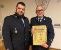 Bild: Patrick Preßl-Feuerwehr Weiden/exb
Peter Stahl (rechts) übergibt das Amt des Stadtjugendwartes in Weiden nun in die Hände von Jakob Grajer.