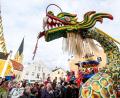 Bild: Armin Weigel/dpa
Ein chinesischer Drache nimmt am Umzug zum traditionellen Chinesenfasching teil.