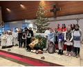Bild: snn
Die mitwirkenden Kinder beim Krippenspiel vor dem Altar mit Ruhestandpfarrer Dr. Joseph Madathiparamil.