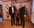 Bild: Marktgemeinde Plößberg/exb
Auf 65 gemeinsame Ehejahre können Annemarie und Michael Röser zurückblicken. Bürgermeister Lothar Müller (links) gratulierte dem Jubelpaar.