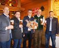 Bild: sir
Mit Präsenten wurde das Schirmherrnbitten besiegelt: Im Bild (von links) der Verkaufsleiter der Brauerei Jacob, Markus Lernbecher, Festleiter Jürgen Demleitner, Bürgermeister Martin Birner, Brauereichef Marcus Jacob und zweiter Festleiter Robert Neft.