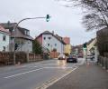 Bild: pz
Die Fußgängerampel in der Waldsassener Straße ist wieder in Betrieb. Seit Dienstag sind auch die gelben Streifen von der Fahrbahn entfernt.
