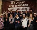 Bild: kro
Daumen hoch: Die Wondreber Festdamen freuen sich schon auf das Feuerwehrfest vom 28. Mai bis zum 1. Juni 2025. Bis auf Marie Fuchs sind auf diesem Bild alle Festdamen zu sehen.