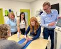 Bild: Gabi Schönberger
Thomas Rupprecht (rechts) und seine Frau Maria (stehend links) mit den beiden Ergotherapeutinnen Jessica Duscher (Zweite von links) und Christina Haas (Zweite von rechts) bei einer Handtherapie. Die Therapeutinnen bauen individuelle Schienen zur Versorgung von Sehnenverletzungen oder nach chirurgischen Eingriffen etwa nach Dupuytren-Operationen.