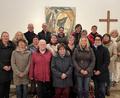 Bild: Luzia Söllner/exb
Der Chor ProDeo unter der Leitung von Prädikantin Gertraud Burkhardt (hinten rechts) gestaltete die Andacht musikalisch. Robert Baier (hinten, Zweiter von rechts) und Gabi Zaus (zweite Reihe, Zweite von rechts) koordinieren die Gebete. Pfarrerin Friederike Steiner (zweite Reihe, Dritte von links) gestaltete das 50. Friedensgebet inhaltlich.