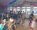 Bild: hme
Egal, ob als Fußballer oder Prinzessin verkleidet: Die kleinen Faschingsfans in Neudorf lassen sich von DJ Lui und seinen Tanzgirls mitreißen.