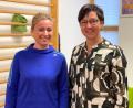 Bild: Mariella Kramer/exb
Physiotherapeutin Sandra Heldmann (links) freute sich sehr über die Spende, die Karin Wittmann (rechts) stellvertretend für die Kürmreuther Vereine überreichte.