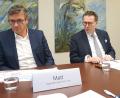 Bild: jut
Blick nach untern: Präsident Michael Matt (links) und Hauptgeschäftsführer Jürgen Helmes von der IHK Regensburg für Oberpfalz/Kelheim sprechen über die schlechte Stimmung in der Oberpfälzer Wirtschaft.