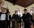 Archivbild: Bernd Müller
Der Augenblick des größten Triumphes der Bettler-Bigband: Alterspräsident Gerhard "Dodo" Heimbucher reckt im Rathaussaal den Kulturpreis der Stadt Sulzbach-Rosenberg jubelnd in die Luft. Diese bedeutende Auszeichnung wurde der Krawall-Truppe am 14. Februar 2015 bei einer Sondersitzung des Stadtrates verliehen.