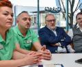 Bild: Stephan Huber
Die Lücke war nur kurz, jetzt hat die Gastronomie im Amberger Kurfürstenbad neue Pächter. Im Bild von links: Nailâ und Ilmi Hasanov, Stadtwerke-Geschäftsführer Frank Backowies und Bäderleiter Michael Gaisa.