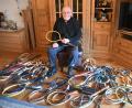 Bild: Gabi Schönberger
Günther Kulzer aus Neustadt/WN inmitten seiner Tennisschlägersammlung.