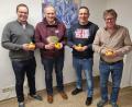 Bild: rn
Andreas Hermann, Marcus Gradl und Michael König (von links) überraschten Michael Sporrer mit einer Zuwendung für „Hilfe für Anja“ in Höhe von 930 Euro.