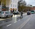 Bild: tss
Die Verkehrssituation auf der Dr.-Pfleger-Straße und der Sedanstraße sorgt bei Anliegern, Kunden oder Patienten von Arztpraxen seit einigen Jahren für Unmut. Auf dem Mittelstreifen, der unter anderem Querungshilfe für Fußgänger sein soll, halten oder parken häufig Autos, obwohl das nicht erlaubt ist.