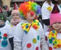 Bild: dob
Die Kinder der Katholischen Kindertagesstätte Don Bosco verbergen sich hinter lustigen Clownsmasken.