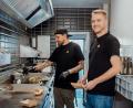 Bild: sfo
Patrick Sterl (rechts) hat im Frühjahr einen Burger-Laden in Mitterteich eröffnet. Zusammen mit Koch Kai Schöttler entwickelte er über mehrere Monate hinweg die Rezepturen für die Speisen.