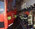 Bild: bö
Es besteht dringender Handlungsbedarf: Die beengten Platzverhältnisse im Feuerwehrhaus in Ebermannsdorf gefährden die Einsatzkräfte beim Ausrücken. Dies stellt Kreisbrandinspektor Christof Strobl fest, als er dem Gemeinderat die Sicherheitsstudie präsentiert.