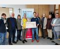 Bild: lg
Oberstudienrat Michael Teplitzky übergibt den Erlös des jüngsten Spendenlaufs in Höhe von 2500 Euro mit einem symbolischen Scheck an die Leiterin des Bruder-Gerhard-Hospizes in Schwandorf, Katharina Salbeck. Weitere Lehrkräfte und Vertreter der Hospizbewegung ziehen Bilanz.
