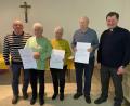 Bild: gut
Ehrung bei der katholischen Pfarrei: (von links) Kirchenchor-Chorleiter Richard Pesold, Hildegard Arnold, Marianne Koch, Paul Pesold und Pfarrer Hans Zeltsperger.