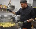 Bild: lue
Chefkoch Kai Schöttler identifiziert sich mit der bayerischen Küche. Ab Donnerstag, 8. Februar, serviert er den Gästen im neuen Restaurant "Zum Hirsch" im Wiesauer Sportzentrum gutbürgerliches Essen mit regionalem Charakter.