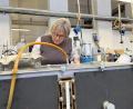 Bild: ihl
Herz von Schmack Biogas ist das Labor. Hier wird in Kleinfermentern Grundlagenarbeit geleistet. Doris Schmack schaut nach, ob sich die Bakterien der Miniatur-Biogasanlage wohl fühlen.