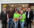 Bild: Marktgemeinde Bad Neualbenreuth/exb
Der Dorfladen in Bad Neualbenreuth erhielt nach zehn Wochen Betrieb nun den kirchlichen Segen. Bürgermeister Klaus Meyer (links) zog eine erste Bilanz.