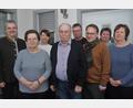 Bild: dob
Elfriede (Zweite von links) und Josef Bäumler (Vierter von links) fühlen sich im Kreise ihrer Kinder und Schwiegertochter Carmen (Dritte von links) so richtig wohl. Ohne sie wäre das Erinnerungsfoto am Jubiläum der Diamantenen Hochzeit undenkbar. Bürgermeister Andreas Wutzlhofer (links) und Dekan Alexander Hösl (Dritter von rechts) reihen sich ebenfalls in die Gratulantenschar ein.