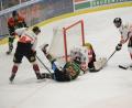 Archivbild: brü
In der Vorrunde besiegte der ERSC Amberg den ESV Buchloe im heimischen Stadion mit 3:2. In dieser Szene versucht Hunter Fortin (Mitte) mit einer akrobatischen Einlage gegen die Buchloer Abwehr zum Abschluss zu kommen.