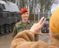 Bild: Julian Trager
Im Fokus der Aufmerksamkeit: Oberstleutnant Hekja Marlen Werner ist die erste Bataillonskommandeurin im deutschen Heer. Die 40-Jährige führt seit 5. Oktober das Panzerartilleriebataillon 375 in Weiden, das sie auch von Grund auf aufbaut.