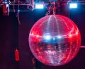 Symbolbild: Jens Büttner/dpa
Eine farbig beleuchtete Discokugel. Das Landratsamt Schwandorf hat einem Pfreimder Disco-Wirt die Konzession entzogen. Der macht aber weiter.