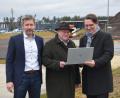 Bild: bö
Neuer Energieträger für Schafhof: Die Partnerschaft für Gaslieferungen ins Gewerbegebiet Schafhof ist besiegelt. Daniel Liegl (links) und Markus Windisch (rechts) vom Bayernwerk-Netz haben den Gaskonzessionsvertrag zusammen mit 2. Bürgermeister Johann Vornlocher (Mitte) besiegelt.