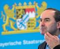 Archivbild: Peter Kneffel/dpa
Wirtschaftsminister Hubert Aiwanger (Freie Wähler) hat sich zurückhaltend über die neuen Kernkraftpläne in Tschechien geäußert.