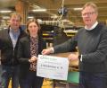 Bild: Kunz
Prokurist Gerd Miederer (links) und Geschäftsführer Michael Pausch überreichen Viola Vogelsang-Reichl in der Fertigungshalle einen Scheck über 2000 Euro für den Verein "Lichtblicke".