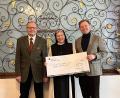 Bild: Rotary-Club Stiftland/exb
Gerhard Heindl (links) und Präsident Anton Schatzberger vom Rotary-Club Stiftland überreichten zur Sanierung der Klosterbibliothek einen 2000-Euro-Scheck an Äbtissin Laetitia Fech.