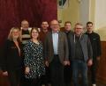 Bild: kaz
Bürgermeister Roman Schäffler (Vierter von rechts) ist nun Mitglied der Kolpingsfamilie Kemnath. Das Leitungsteam um Mirjam Müller (Dritte von links) und Georg Panter (Zweiter von rechts) sowie Pfarrer Thomas Kraus (Dritter von rechts) gratulierten Andrea Kick (links) zum 33. Jubiläum der Kolpingband "Brückenbauer". Dankesworte gab es für Kolpingbruder Hans Liedtke der mit der Gruppe "KEMs" regelmäßig für gute Musik sorgt sowie für Maximilian Memmel und Tobias Kennel (von rechts) für ihren Bildervortrag über Kolumbien.