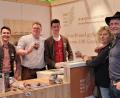 Bild: Heike Zeller/exb
Am Stand des Pilotprojekts „Mutterkuhles Weiderind“ gab es auf der Grünen Woche zahlreiche Schmankerl aus der Oberpfalz.