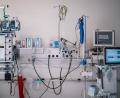 Symbolbild: Ole Spata/dpa
Patienten, die zum Beispiel nach einem längeren Sauerstoffmangel ins Koma fallen, werden zunächst auf einer Intensivstation behandelt. Danach werden Reha-Plätze gebraucht.