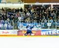 Archivbild: Elke Englmaier
"Flying Hübl": Nach dem Gewinn der Hauptrunden-Meisterschaft wurde Blue-Devils-Goalie Jaroslav Hübl vor der Fankurve gefeiert. Am Wochenende treffen die Weidener auf Lindau und Heilbronn.
