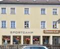 Bild: Petra Hartl
Noch ist das Sportcamp der größte Laden für Outdoor-Bekleidung in Sulzbach-Rosenberg. Viele Kunden bedauern das bevorstehende Ende – auch, weil damit die Geschäftswelt in der Altstadt einen wichtigen Kundenmagneten verliert. Das Altstadt-Café im ersten Stock bleibt hingegen geöffnet.