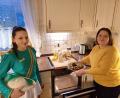 Bild: bl
Ein gutes Team: Veronika Biersl tanzt in der Junioren-Garde von Grün-Weiß, ihre Mutter Tanja steuert Kuchen für die Verpflegung bei und nimmt hier gerade den besonders beliebten Eierlikör-Marmor-Kuchen in der Gugelhupf-Form aus dem Herd. Sie gehört zu den vielen Helfern hinter den Kulissen.