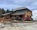 Bild: Verena Wolff/dpa
Winterurlauber sitzen draußen vor einer Skihütte im Dreiländereck, um sich zu stärken.